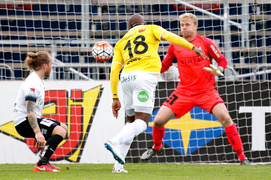 Falkenbergs Hakeem Araba har en farlig chans