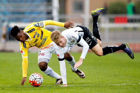 Falkenbergs Enock Kwakwa och Häckens Samuel Gustafson