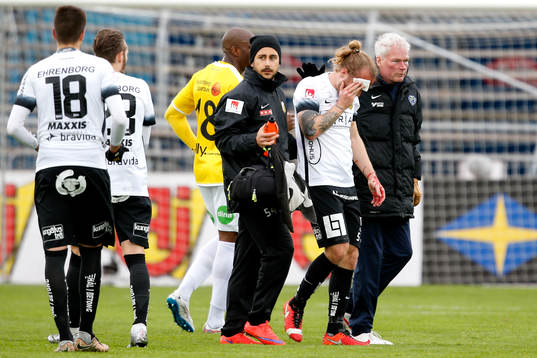 Häckens Emil Wahlström går av planen skadad