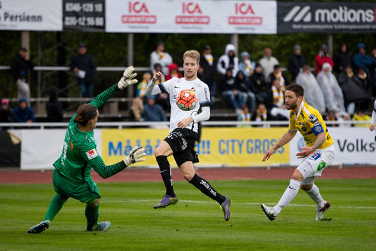 Häckens Samuel Gustafson gör 0-2 bakom Falkenbergs