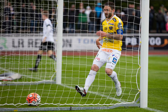 Falkenbergs Tibor Joza ser bollen rulla in till 0-2