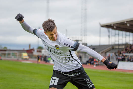 Häckens Alexander Jeremejeff jublar