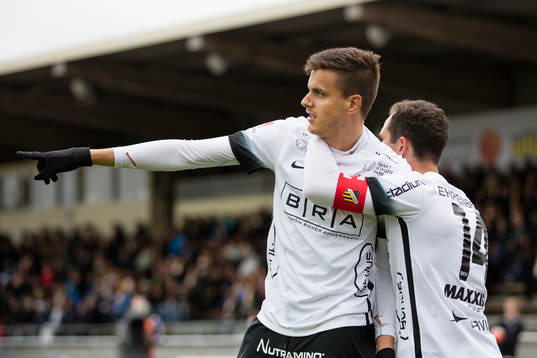 Häckens Alexander Jeremejeff jublar