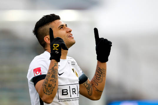 Häckens Paulo de Oliveira jublar
