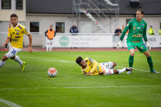 Falkenbergs Johannes Vall och Enock Kwakwa och målvakt
