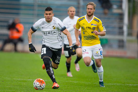 BK Häckens Paulo De Oliviera och Falkenbergs Akseli Pelvas