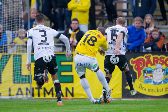 BK Häckens Jasmin Sudic och Falkenbergs Hakeem Araba och