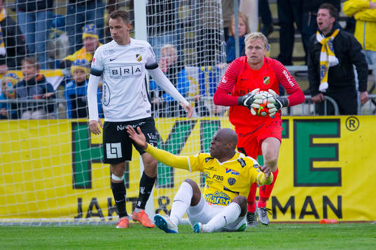 BK Häckens Jasmin Sudic och BK Häckens målvakt Peter
