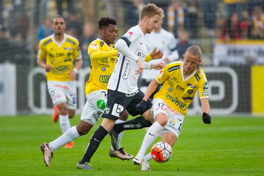 Falkenbergs Enock Kwakwa och BK Häckens Samuel Gustafson