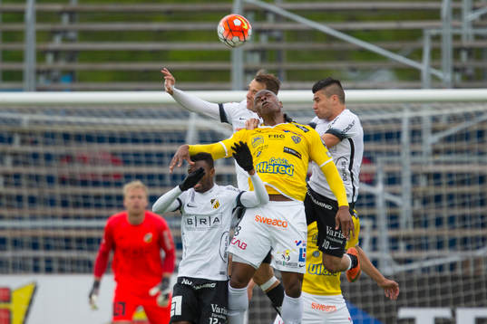 Falkenbergs Hakeem Araba och BK Häckens Paulo De Oliviera