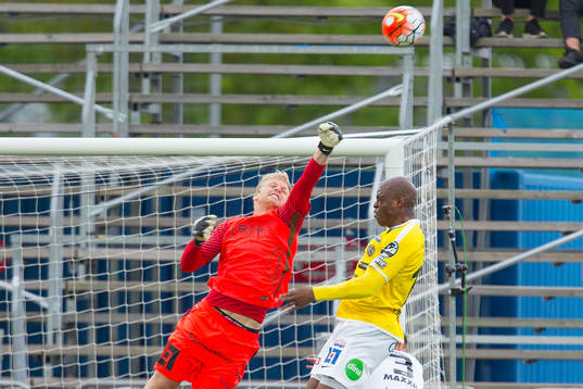 BK Häckens Peter Abrahamsson och Falkenbergs Hakeem Araba