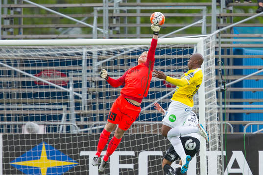 BK Häckens Peter Abrahamsson och Falkenbergs Hakeem Araba