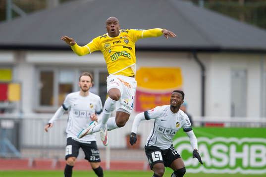 Falkenbergs Hakeem Araba och BK Häckens Mohammed Abubakari