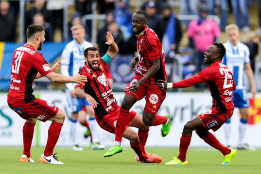 Östersunds Ronald Mukiibi jublar