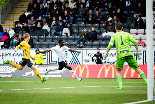 Elfsborgs Joakim Nilsson och Örebros Alhassan Kamara