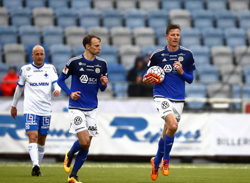 GIF Sundsvalls Johan Eklund skyndar sig med bollen till