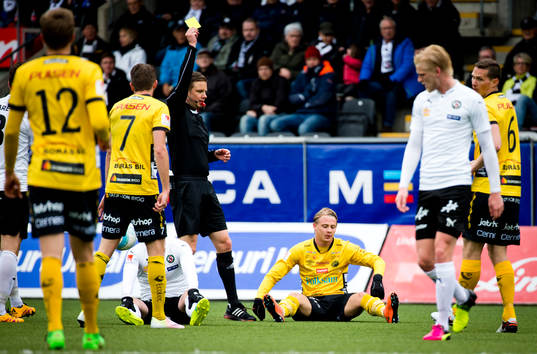 Elfsborgs Simon Hedlund får gult kort