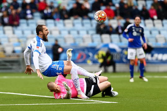 GIF Sundsvalls målvakt Tommy Naurin fastnar med armen
