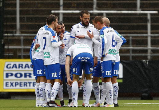 Norrköpings spelare samlar sig och pratar