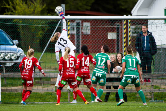 Piteås målvakt Hilda Carlén slår en boll över ribban