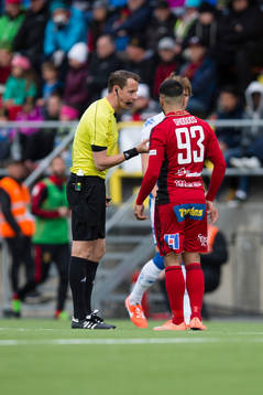 Domare Andreas Ekberg  pratar med Östersunds Saman Ghoddos