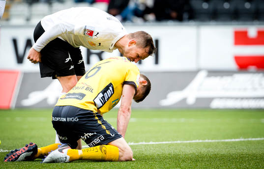 Örebros Robert Åhman Persson säger någonting till