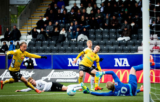Elfsborgs Viktor Prodell skjuter och Örebros målvakt