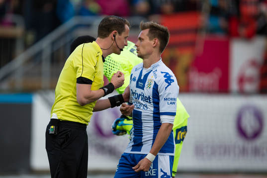 Domare Andreas Ekberg pratar med IFK Göteborgs Jakob