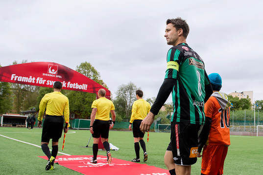 Varbergs Peter Nyström träder in på planen