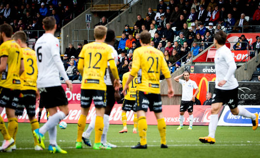 Örebros Nordin Gerzic skjuter frispark