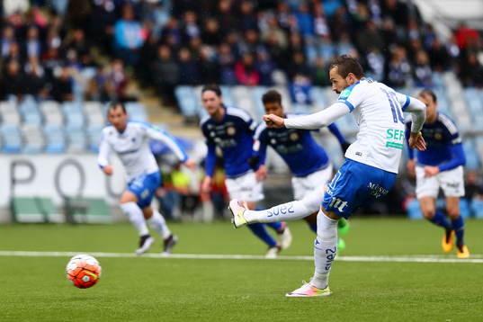Norrköpings Emir Kujovic sätter mål 1-0 på straff