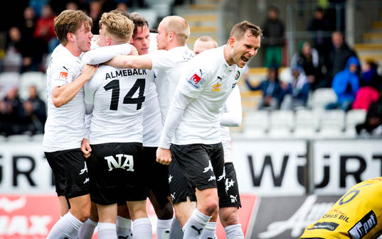 Örebros Robert Åhman Persson säger någonting till
