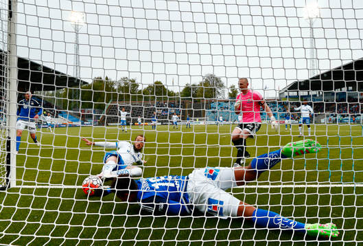 Norrköpings Emir Kujovic forcerar in bollen vid mål 2-0