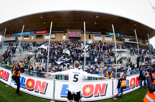 Örebros Erik Moberg jublar hos Örebroklacken