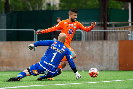Athletics Omar Eddahri tar sig förbi Varbergs målvakt