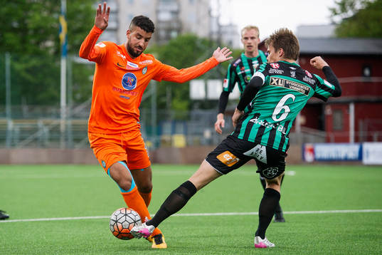 Athletics Omar Eddahri stoppas av Varbergs Elias Andersson