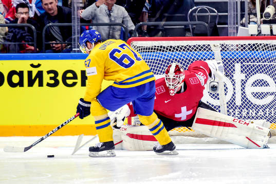 Sveriges Andre Burakovsky missar sin straff på Schweiz