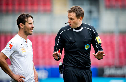 Örebros Nordin Gerzic och domare Markus Strömbergsson