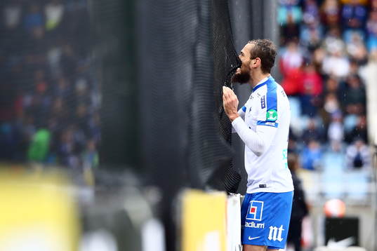 Norrköpings Emir Kujovic reagerar med att bita i