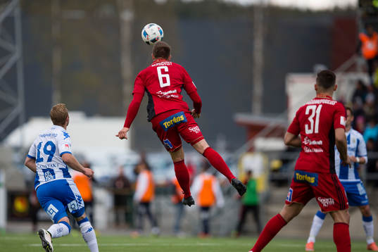Östersunds Douglas Bergqvist nickar en boll