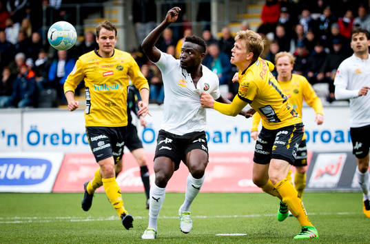 Elfsborgs Joakim Nilsson räcker Örebros Alhassan Kamara i