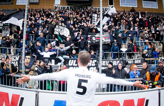 Örebros Erik Moberg jublar hos Örebroklacken
