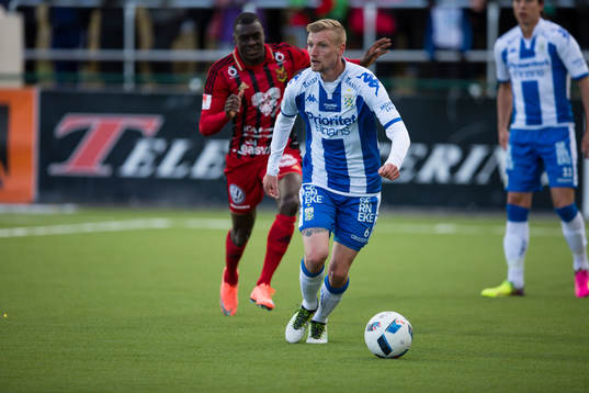 IFK Göteborgs Sebastian Eriksson jagad av Östersunds Ken