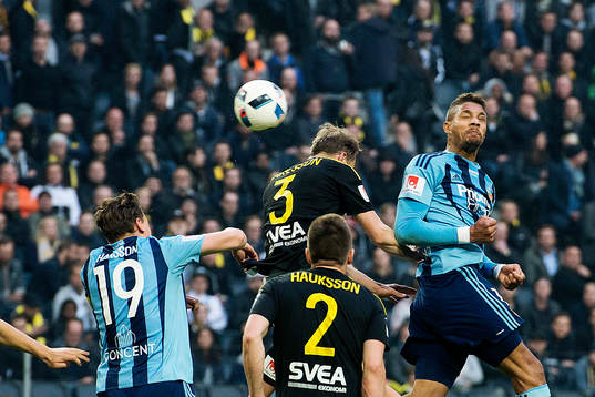 Djurgårdens Mathias Ranégie nickar bollen