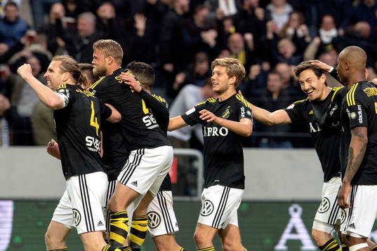 s Haukur Heidar Hauksson jublar med lagkamraterna