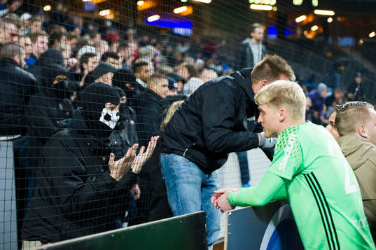 Djurgårdens målvakt Hampus Nilsson blir utskälld av en