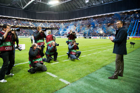 s tränare Rikard Norling blir fotograferad av media