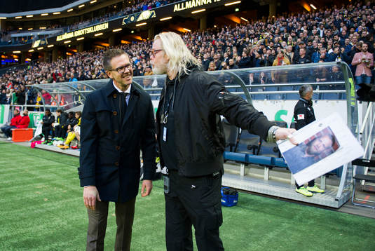 s tränare Rikard Norling hälsar på en av kameramännen