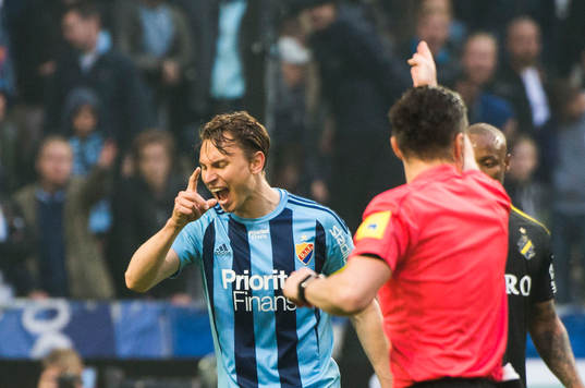 Djurgårdens Marcus Hansson reagerar på ett domslut