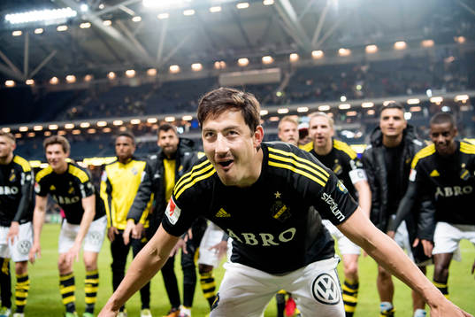 s Stefan Ishizaki tackar publiken